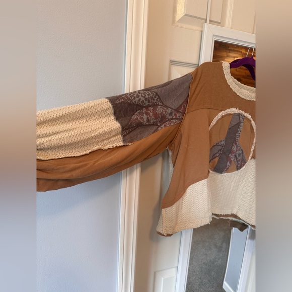 NEW🤎POL Peace and Love Long Sleeve Peace Emblem Terry Top small Latte - Picture 6 of 10